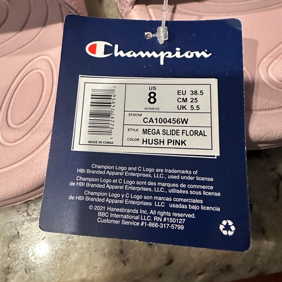 Woman’s Pink Slides. Size 8 - Picture 7 of 8